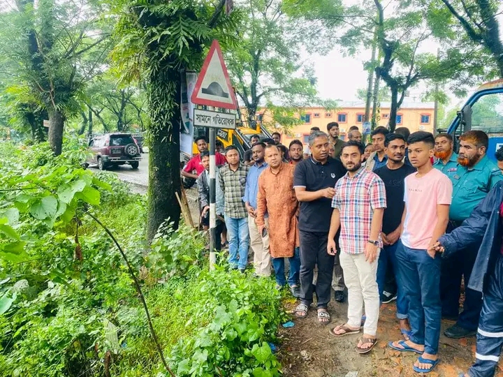 জলাবদ্ধতা নিরসনে এমপি হাবিবের ড্রেন পরিস্কার কার্যক্রম পরিদর্শন