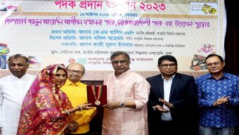 কারুশিল্পীদের হাতে ‘লোককারুশিল্প পদক’ তুলে দিলেন প্রতিমন্ত্রী