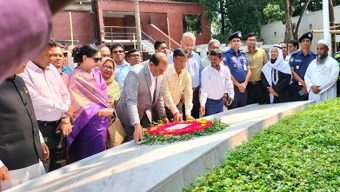 বঙ্গবন্ধুর সমাধিতে সমাজকল্যাণ মন্ত্রণালয়ের নতুন সচিবের শ্রদ্ধা নিবেদন