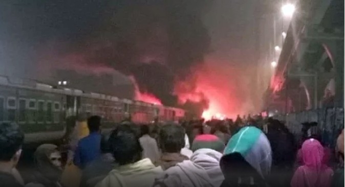 রাজধানীতে ট্রেনে আগুন, ৪জন নিহত