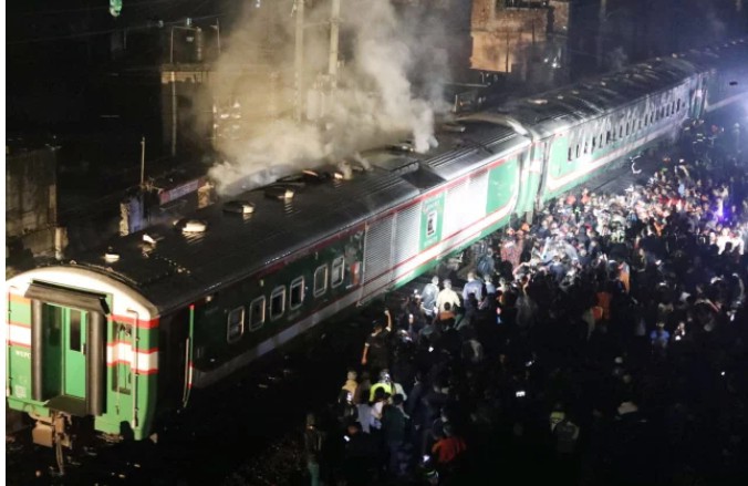 বেনাপোল এক্সপ্রেস ট্রেনে আগুনে নিহত ৪