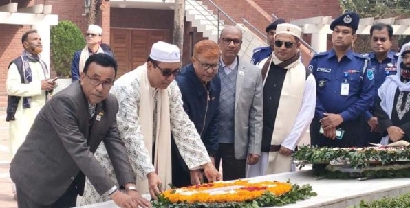 বঙ্গবন্ধুর সমাধিতে খুলনা মেট্রোপলিটন পুলিশ কমিশনারের শ্রদ্ধা নিবেদন