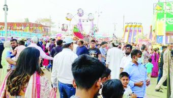 ছুটির দিনে লোকারণ্য বাণিজ্যমেলা