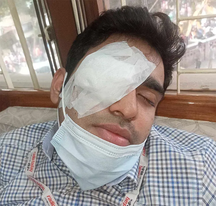 ফুলের দাম বাড়ার কারণ জানতে চাওয়ায় সাংবাদিকদের মারধর করেছে ফুল ব্যবসায়ীরা