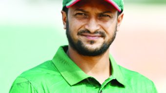 সেলফি তুলতে চাওয়া ভক্তকে ধাক্কা দিলেন সাকিব