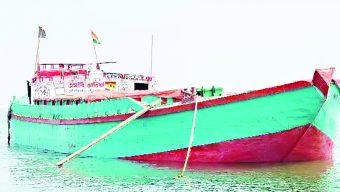 পদ্মা নদীতে আটকে পড়েছে পণ্যবাহী জাহাজ