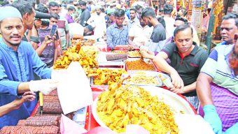 প্রথম দিনেই চকবাজারে জমে উঠেছে ইফতার বাজার