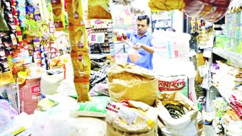 মূল্যস্ফীতির চাপে কেনাকাটা কমিয়েছে ভোক্তা