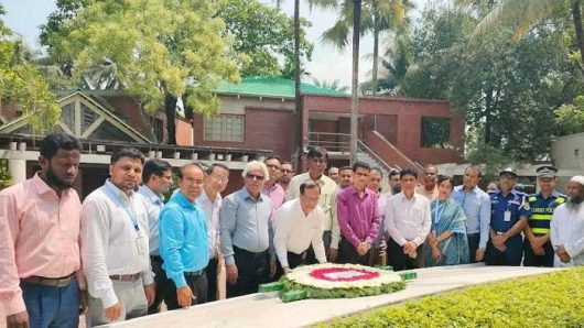 জাতির পিতার সমাধিতে বাংলাদেশ পরমাণু শক্তি কমিশনের চেয়ারম্যানের শ্রদ্ধা