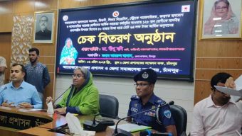 ১২৮ রোগীকে অনুদানরে চকে হস্তান্তর করলনে ডা. দীপু মনি