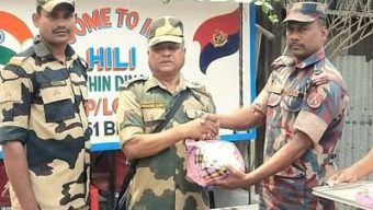 হিলি সীমান্তে বিএসএফকে মিষ্টি দিয়ে নববর্ষের শুভেচ্ছা জানাল বিজিবি