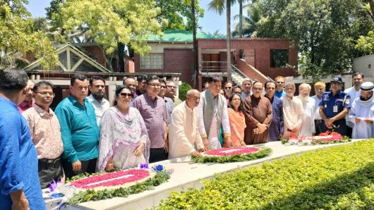 জাতির পিতার সমাধিতে অগ্রণী ব্যাংকের দুই ডিএমডির শ্রদ্ধা