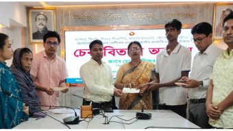 গোপালগঞ্জের মুকসুদপুরে চিকিৎসা সেবার চেক বিতরণ