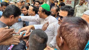 রাজধানীর বংশালে পাঁচ শতাধিক মানুষের মাঝে আইসক্রীম বিতরণ করেন নাঈম আহমেদ