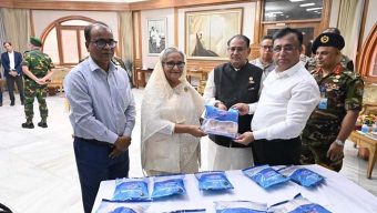 প্রধানমন্ত্রীর নিকট ‘বিএফডিসি রেডি টু কুক ফিশ’ ও মিল্কিং মেশিন হস্তান্তর