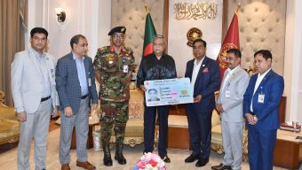 রাষ্ট্রপতির কাছে ‘বীর মুক্তিযোদ্ধা’ খচিত নতুন ‘স্মার্ট এনাইডি’ হস্তান্তর ইসি’র