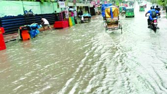 ঢাকায় মুষলধারে বৃষ্টি ভোগান্তি চরমে