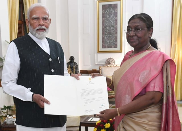 নরেন্দ্র মোদিকে প্রধানমন্ত্রী হিসেবে নিয়োগ প্রদান রাষ্ট্রপতির, রোববার সন্ধ্যায় শপথ গ্রহণ