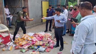 গোপালগঞ্জে ৪টি আইসক্রিম ফ্যাক্টরি সিলগালা: ৩ লাখ টাকা জরিমানা