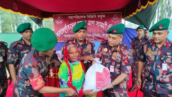 তিস্তা পাড়ে অসহায় মানুষের মাঝে ত্রাণ সামগ্রী বিতরণ করলেন বিজিবি মহাপরিচালক