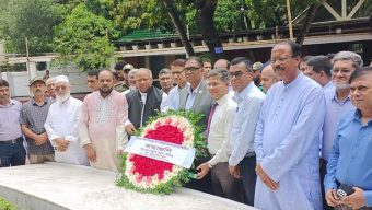 জাতির পিতার সমাধিতে স্থানীয় সরকার বিভাগের নতুন সচিবের শ্রদ্ধা