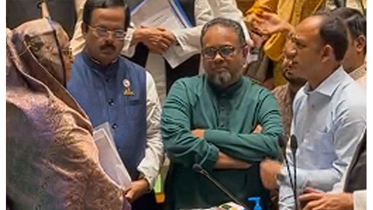 প্রাণনাশের হুমকি: প্রধানমন্ত্রীকে জানালেন ব্যারিস্টার সুমন
