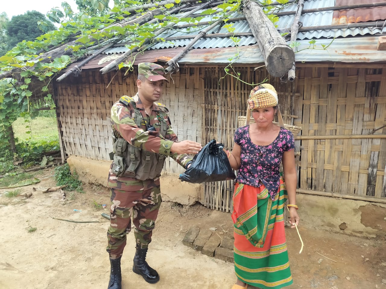 খাগড়াছড়িতে সেনাবাহিনীর মানবিক সহায়তা