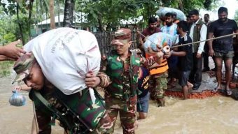 বন্যার্তদের উদ্ধারে ৬ জেলায় কাজ করছে সশস্ত্র বাহিনী