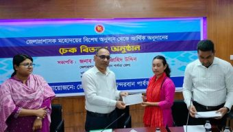 বান্দরবানে শিক্ষার্থীদের মধ্যে অনুদানের চেক বিতরণ