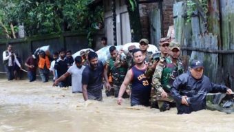খাগড়াছড়িতে বন্যার্তদের পাশে সেনাবাহিনী