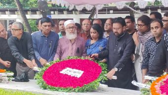 জাতির পিতার সমাধিতে জাতীয় প্রেসক্লাবের পক্ষ থেকে শোকাবহ আগস্টের শ্রদ্ধা