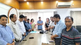 গণঅভ্যুত্থানে নিহতদের স্মরণে বাসস ডিইউজে ইউনিটের এক মিনিট নীরবতা পালন