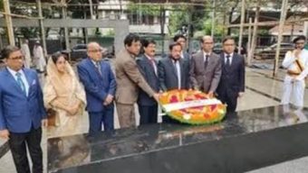 বঙ্গবন্ধুর প্রতিকৃতিতে হাইকোর্টের ৯ বিচারপতির শ্রদ্ধা