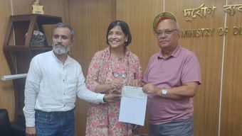 প্রধান উপদেষ্টার পক্ষে ১ কোটি ৯৯ লাখ টাকার অনুদানের চেক গ্রহণ ত্রাণ উপদেষ্টার