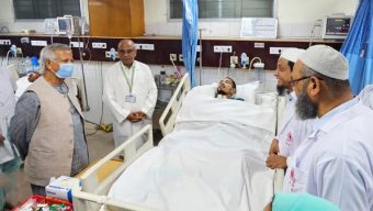 গণ-আন্দোলনে আহতদের দেখতে নিউরোসায়েন্সেস হাসপাতালে ড. ইউনূস