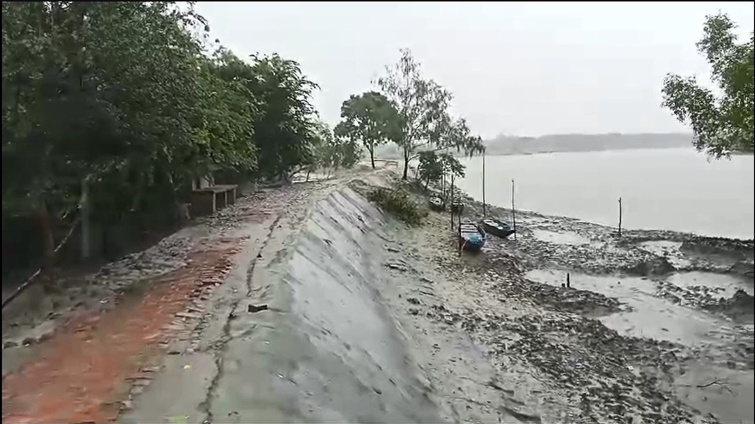 ঘূর্ণিঝড় ‘দানা’র প্রভাবে সাতক্ষীরার উপকূলীয় এলাকায় বৃষ্টিপাত হচ্ছে
